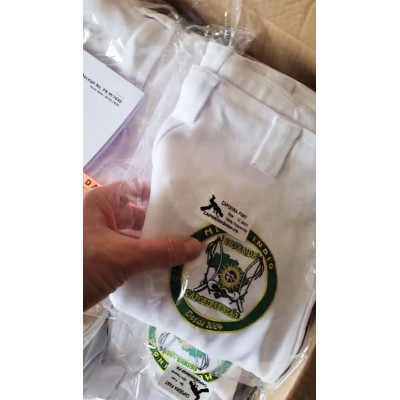 Calças de capoeira personalizadas. Abadá branca com bordado da sua associação de Capoeira.