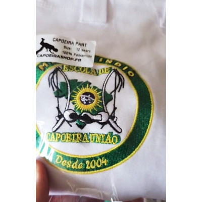 Pantaloni Capoeira personalizzati. Abada bianco con il logo della tua associazione di Capoeira.