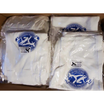 Pantaloni Capoeira personalizzati. Abada bianco con il logo della tua associazione di Capoeira.